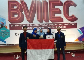 MEDALI EMAS. Lima mahasiswa UB berfoto bersama setelah meraih emas di kompetisi BVIIEC yang diadakan di UiTM Kedah, Malaysia, beberapa waktu lalu.
(MEDCOM.ID/DAVIQ UMAR AL FARUQ)