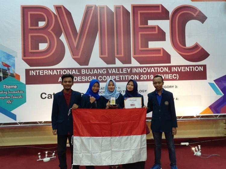 MEDALI EMAS. Lima mahasiswa UB berfoto bersama setelah meraih emas di kompetisi BVIIEC yang diadakan di UiTM Kedah, Malaysia, beberapa waktu lalu.
(MEDCOM.ID/DAVIQ UMAR AL FARUQ)