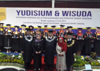 WISUDAWAN TERBAIK. Gubernur Lampung Arinal Djunaidi (tengah) berfoto bersama para wisudawan terbaik Universitas Bandar Lampung, di Convention Hall Kampus Dra Hj Sri Hayati Barusman, Pascasarjana UBL, Kamis (27/6). 786 orang mengikuti prosesi yudisium dan wisuda program sarjana dan pascasarjana periode genap 2018/2019 di kampus tersebut.
(DOK. HUMAS UBL)