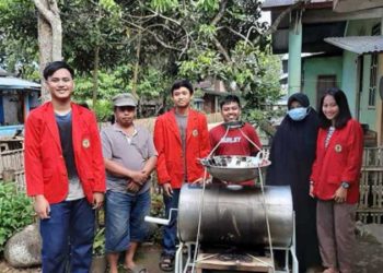 CIPTAKAN MESIN. Lima mahasiswa Universitas Hasanuddin berfoto bersama mesin pengering cengkih berbasis konsentrator optik cermin rangkap yang akan membantu para petani dalam proses pengeringan cengkih, beberapa waktu lalu. Lima mahasiswa yang tergabung dalam Tim Program Kreativitas Mahasiswa Penerapan Teknologi berkolaborasi itu membuat mesin yang lolos didanai oleh Kemenristek Dikti.
(ISTIMEWA)