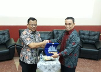 PERADILAN BERSIH. Dekan Fakultas Hukum Universitas Lampung Maroni (kiri) memberikan plakat kepada Sekretaris Jenderal Komisi Yudisial RI Tubagus Rismunandar Ruhijat saat membuka workshop Peran Komisi Yudisial dan Masyarakat dalam Meningkatkan Efektivitas Pengawasan Perilaku Hakim, di Ruang Sidang FH Unila, Rabu (26/6).
(LAMPUNG POST/TRIYADI ISWORO)