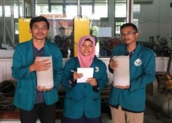 INOVASI UNIK. Tiga mahasiswa Universitas Negeri Medan, Pan Surya Handika, Reski Dwi Putra Sianturi, dan Henny Puspita Sari, berfoto bersama seusai berhasil menciptakan beton tanpa menggunakan semen, melainkan dari sisa ampas tebu dan bahan putih telur, beberapa waktu lalu. (Istimewa)