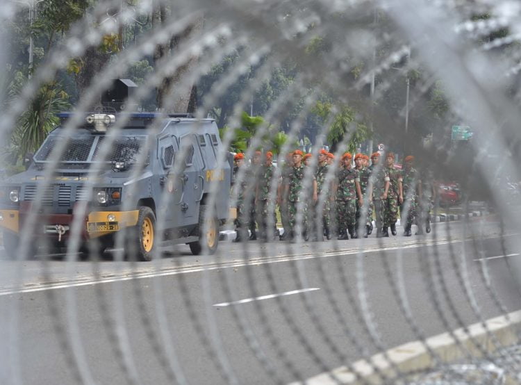 PENGAMANAN MK JELANG PUTUSAN. Petugas keamanan bersantai saat keadaan depan Mahkamah Konstitusi (MK) tidak ada aksi di depan Gedung MK, Jakarta, Senin (24/6). Kapolri Jenderal Tito Karnavian memastikan kondisi Ibu Kota tetap kondusif menjelang dan saat sidang putusan perkara perselisihan hasil pemilihan umum (PHPU) di Mahkamah Konstitusi.
(MI/MOHAMAD IRFAN)