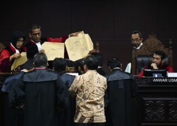 Ketua Mahkamah Konstitusi Anwar Usman (kanan) bersama Hakim Konstitusi Saldi Isra (kedua kiri) dan Enny Nurbaningsih (kiri) melakukan pengecekan alat bukti sampul surat suara dari pihak termohon atau KPU dan dari pihak pemohon atau Tim hukum Badan Pemenangan Nasional (BPN) pasangan Calon Presiden dan Calon Wakil Presiden nomor urut 02 saat sidang lanjutan Perselisihan Hasil Pemilihan Umum (PHPU) presiden dan wakil presiden di gedung Mahkamah Konstitusi, Jakarta, Kamis (20/6/2019). Sidang tersebut beragendakan mendengarkan keterangan saksi dan ahli dari termohon atau dari pihak KPU. ANTARA FOTO/Galih Pradipta/pd.