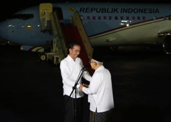 Calon Presiden nomor urut 01 Joko Widodo (kiri) memeluk calon Wakil Presiden Ma'ruf Amin seusai memberikan keterangan pers terkait putusan MK tentang perselisihan hasil pemilihan umum (PHPU) Pilpres 2019 sebelum bertolak ke Osaka Jepang, di Lanud Halim Perdanakusuma Jakarta, Kamis (27/6/2019). Dalam keterangannya Jokowi mengajak seluruh rakyat Indonesia bersatu kembali untuk membangun dan memajukan Indonesia. MI/RAMDANI