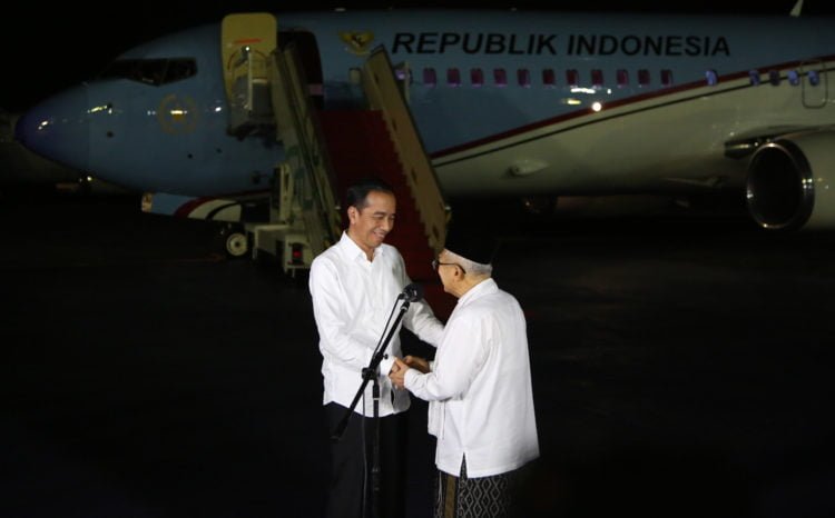 Calon Presiden nomor urut 01 Joko Widodo (kiri) memeluk calon Wakil Presiden Ma'ruf Amin seusai memberikan keterangan pers terkait putusan MK tentang perselisihan hasil pemilihan umum (PHPU) Pilpres 2019 sebelum bertolak ke Osaka Jepang, di Lanud Halim Perdanakusuma Jakarta, Kamis (27/6/2019). Dalam keterangannya Jokowi mengajak seluruh rakyat Indonesia bersatu kembali untuk membangun dan memajukan Indonesia. MI/RAMDANI