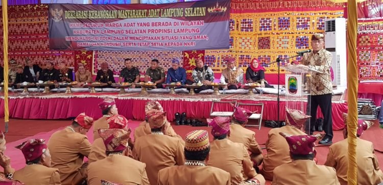 MENTERI Pertahanan (Menhan) Ryamizard Ryacudu mengultimatum dan mempersilakan siapa saja pihak yang tidak setuju dengan Pancasila untuk keluar dari Indonesia saat menghadiri Deklarasi Kebangsaan Adat Lamsel di Lambam Balak Marga Legun, Kalianda, Minggu (30/6). (Lampung Post/Armansyah)