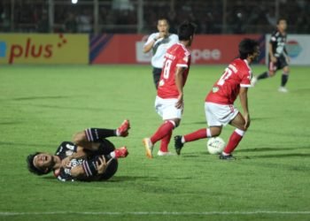 TERSUNGKUR. Pemain Bali United M Orah tersungkur setelah dilanggar dua pemain Badak Lampung FC dalam lanjutan Liga 1 2019 di Stadion Sumpah Pemuda Way Halim Bandar Lampung, Minggu (30/6). Pada pertandingan tersebut Badak Lampung FC kalah 0-3 dari Bali United.
(LAMPUNG POST/SUKISNO)