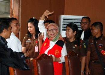 Terdakwa kasus dugaan penyebaran berita bohong atau hoaks Ratna Sarumpaet menjalani sidang perdana di PN Jakarta Selatan, Jakarta. Foto: MI/Bary Fathahilah.
