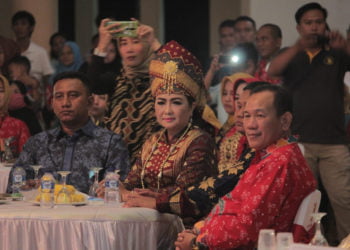PAKAIAN ADAT. Bupati Winarti mengenakan pakaian adat Lampung saat menghadiri acara pemilihan Muli-Mekhanai Tulangbawang 2019 di Gedung Serbaguna (GSG) Kecamatan Menggala, Selasa (25/6) malam. Bupati menyebutkan pelestarian adat dan budaya merupakan tugas bersama. (DOKUMENTASI HUMAS PEMKAB TUBA)