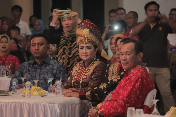 PAKAIAN ADAT. Bupati Winarti mengenakan pakaian adat Lampung saat menghadiri acara pemilihan Muli-Mekhanai Tulangbawang 2019 di Gedung Serbaguna (GSG) Kecamatan Menggala, Selasa (25/6) malam. Bupati menyebutkan pelestarian adat dan budaya merupakan tugas bersama. (DOKUMENTASI HUMAS PEMKAB TUBA)