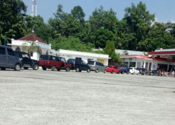 TUNGGU GILIRAN. Antrean panjang kendaraan terjadi di mesin pompa bensin SPBU 21.101.02 di Jalinsum Desa Kekiling, Kecamatan Penengahan, Lampung Selatan, Jumat (28/6). Antrean kendaraan untuk mendapatkan premium diduga milik para pengecor. (LAMPUNG POST/AAN KRIDOLAKSONO)