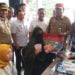PENCAIRAN BANTUAN. Ditjen Perlindungan dan Jaminan Sosial Kementerisn Sosial Harry Hikmat (topi merah), didampingi  Plt Bupati Lamsel Nanang Ermanto, melihat warga Desa Kunjir, Kecamatan Rajabasa, melakukan pencairan bantuan jaminan hidup di rumah dinas Bupati, Rabu (26/6). Bantuan jaminan hidup bagi korban tsunami hanya untuk 60 hari senilai Rp10 ribu/orang/hari. (LAMPUNG POST/JUWANTORO)