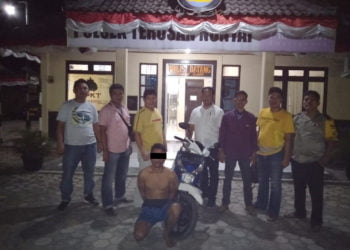 TERTANGKAP. Pelaku begal yang beraksi menggunakan senjata api rakitan, Joni Iskandar (30), warga Umbulpepen, Kampung Gunungbatin Udik, Terusannyunyai, ditangkap petugas Polsek Terusannyunyai di rumahnya, Kamis (27/6) malam. Aksi pelaku terjadi pada awal Mei lalu dengan membegal pasangan suami istri dengan merampas motor dan tas milik korban. (DOKUMENTASI POLSEK TERUSANNYUNYAI)