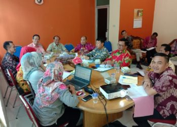 PERKUAT IT. Badan Pengelola Pajak dan Retribusi Daerah (BPPRD) Lampung Selatan menggelar rapat pembahasan peningkatan PAD di ruang kepala BPPRD setempat, Jumat (21/6). Dalam upaya pengelolaan pajak dan retribusi daerah, BPPRD akan menguatkan informasi teknologi. (LAMPUNG POST/JUWANTORO)