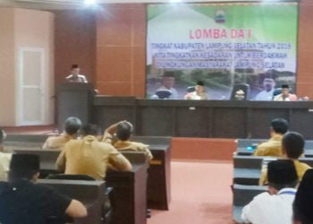 LOMBA DAI. Staf Ahli Bidang Ekobang Lampung Selatan Syahlani tengah memberikan sambutan dalam pembukaan lomba dai tingkat kabupaten di Aula Rajabasa Kantor Bupati Lamsel, Selasa (25/6). (LAMPUNG POST/JUWANTORO)