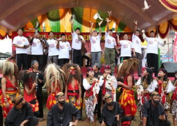 DEKLARASI ANTIKERUSUHAN. Forkopimda bersama sejumlah tokoh dari berbagai kalangan melepaskan burung merpati sebagai tanda deklarasi antikerusuhan Kabupaten Lampung Tim, Minggu (23/6). (DOKUMENTASI HUMAS PEMKAB LAMTIM)