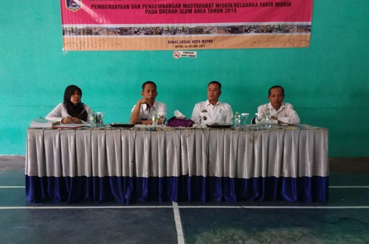 PEMBERDAYAAN MASYARAKAT MISKIN. Kadisos Kota Metro, Suwandi saat memberikan penjelasan kepada kelompok usaha bersama di Balai Kelurahan Hadimulyo Barat, Kota Metro, Rabu (26/6). (LAMPUNG POST/SUPRAYOGI)