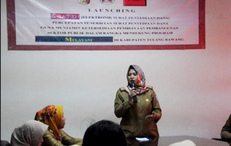 LAUNCHING. Sekretaris BPKAD Kabupaten Tulangbawang Sisilia Novitasarie saat me-launching e-sapen. (DOKUMENTASI HUMAS PEMKAB TULANGBAWANG)