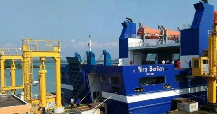 SANDAR. KMP Wira Berlian saat uji coba sandar di Dermaga V Pelabuhan Bakauheni, Selasa (19/6). KMP Wira Berlian menjadi feri ke-73 yang melayani penyeberangan jalur Pelabuhan Bakauheni—Merak. (LAMPUNG POST/AAN KRIDOLAKSONO)