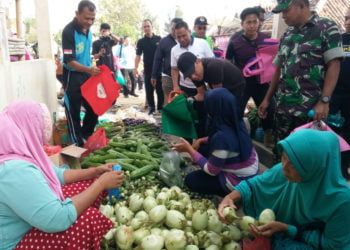 GEREBEK KANTONG PLASTIK. Bupati Way Kanan Raden Adipati Surya menukarkan kantong plastik milik pengunjung Pasar  Blambanganumpu dengan kantong ramah lingkungan dalam kegiatan gerebek kantong belanja plastik dan gerebeg sampah, Jumat (28/6). Pemkab Way Kanan berkomitmen untuk mengurangi penggunaan kantong plastik. (LAMPUNG POST/CANDRA PUTRA WIJAYA)