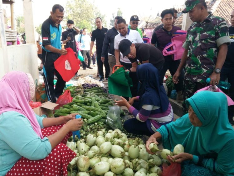 GEREBEK KANTONG PLASTIK. Bupati Way Kanan Raden Adipati Surya menukarkan kantong plastik milik pengunjung Pasar  Blambanganumpu dengan kantong ramah lingkungan dalam kegiatan gerebek kantong belanja plastik dan gerebeg sampah, Jumat (28/6). Pemkab Way Kanan berkomitmen untuk mengurangi penggunaan kantong plastik. (LAMPUNG POST/CANDRA PUTRA WIJAYA)