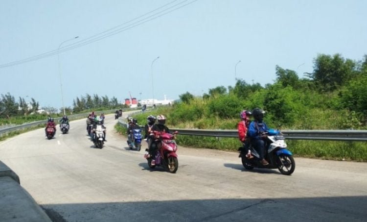 Pemudik kendaraan Roda dua keluar dari dermaga pelabuhan Bakahueni Lampung, Minggu, (1/6/2019). ANTARA/Dian Hadiyatna.