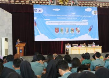 PELEPASAN MAHASISWA. Wakil Rektor III Bidang Kemahasiswaan dan Alumni Unila, Karomani, memberi sambutan saat acara penyerahan mahasiswa kuliah kerja nyata periode II 2019 kepada perwakilan lima kabupaten, di GSG Unila, Jumat (21/6). (ISTIMEWA)