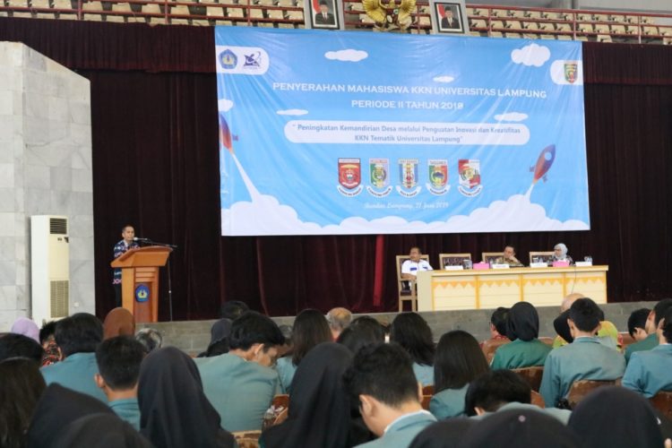 PELEPASAN MAHASISWA. Wakil Rektor III Bidang Kemahasiswaan dan Alumni Unila, Karomani, memberi sambutan saat acara penyerahan mahasiswa kuliah kerja nyata periode II 2019 kepada perwakilan lima kabupaten, di GSG Unila, Jumat (21/6). (ISTIMEWA)