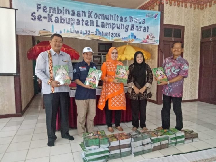 BERI BANTUAN. Kepala Kantor Bahasa Lampung Yanti Riswara (dua kanan) memberikan bantuan buku bacaan literasi dan majalah terbitan Kantor Bahasa Lampung untuk didistribusikan ke sekolah dan rumah baca di Lambar. Agenda tersebut merupakan rangkaian dari acara Pembinaan Komunitas Baca Se-Lampung Barat, di Wisma Sinjalapai, Liwa, Sabtu—Minggu (22—23 Juni).  (ISTIMEWA)