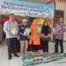 BERI BANTUAN. Kepala Kantor Bahasa Lampung Yanti Riswara (dua kanan) memberikan bantuan buku bacaan literasi dan majalah terbitan Kantor Bahasa Lampung untuk didistribusikan ke sekolah dan rumah baca di Lambar. Agenda tersebut merupakan rangkaian dari acara Pembinaan Komunitas Baca Se-Lampung Barat, di Wisma Sinjalapai, Liwa, Sabtu—Minggu (22—23 Juni).  (ISTIMEWA)