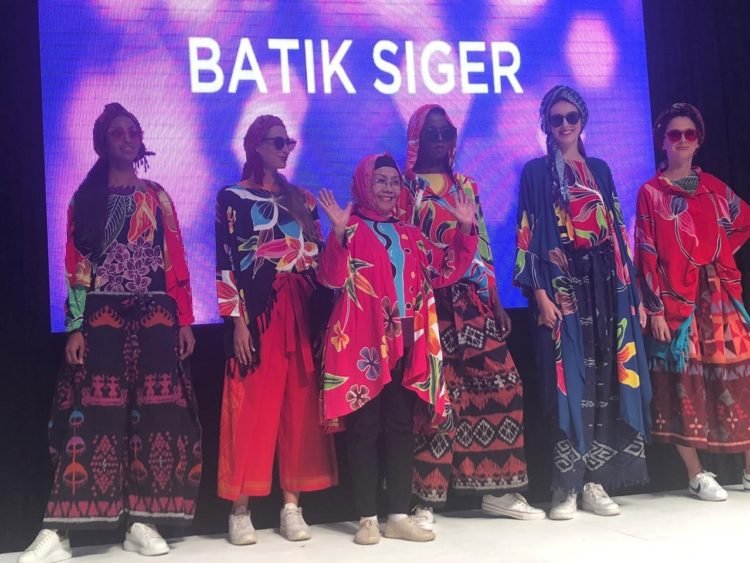 BATIK LAMPUNG. Pemilik Siger Roemah Batik, Laila Al Khusna (depan) bersama para model yang memeragakan batik tulis Lampung rancangannya pada ajang Apparel, Textile and Footware (ATF) di Cape Town International Convention Center, Afrika Selatan, baru-baru ini.  (ISTIMEWA)