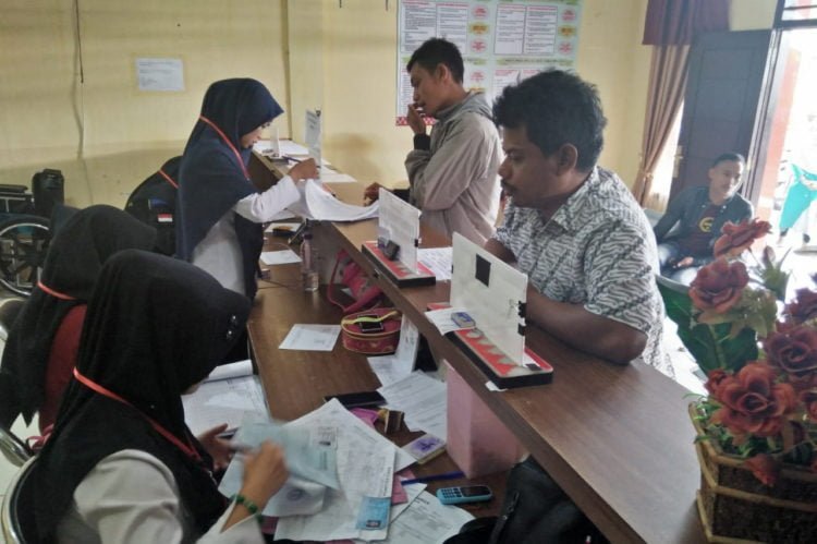 MENGURUS SURAT. Sejumlah warga Lampung Barat melakukan pengurusan surat administrasi kependudukan di Disdukcapil Lambar, Kamis (20/6). (LAMPUNG POST/ELIYAH)