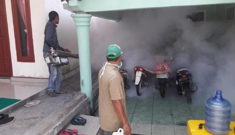 PENGASAPAN. Petugas UPTD Puskesmas Rawat Inap Kecamatan Sragi, Lampung Selatan, melakukan pengasapan atau fogging di rumah warga di Dusun Kualajaya, Desa Bandaragung, Kecamatan Sragi, Kamis (20/6). (LAMPUNG POST/ARMANSYAH)