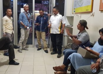 LAPORAN. Septina (25) korban dugaan malapraktik saat memberikan keterangan pers di Mapolres Tulangbawang. (LAMPUNG POST/MERWAN)