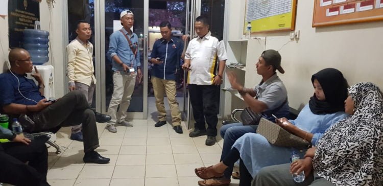 LAPORAN. Septina (25) korban dugaan malapraktik saat memberikan keterangan pers di Mapolres Tulangbawang. (LAMPUNG POST/MERWAN)