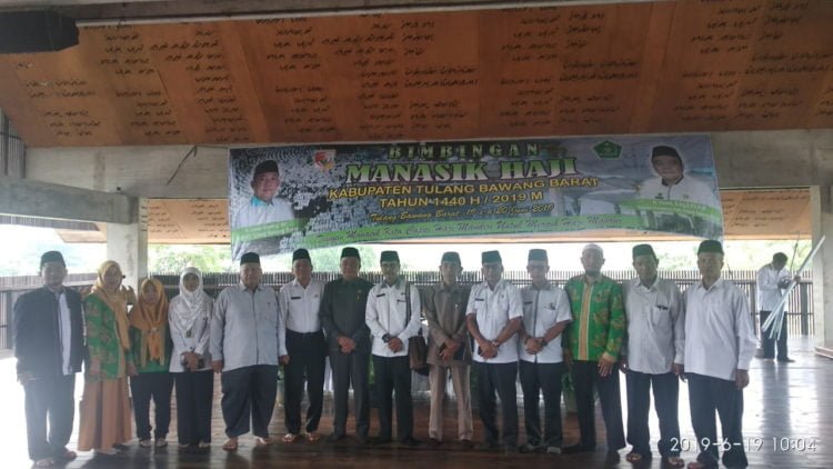 MANASIK. Asisten II Pemerintah Kabupaten Tulangbawang Barat Syakib Arsalan berfoto bersama sejumlah jemaah calon haji yang mengikuti manasik di Gedung Sesat Agung Bumi Gayo, Panaraganjaya, Tulangbawang Tengah, Rabu (19/6). (LAMPUNG POST/AHMAD SOBIRIN)