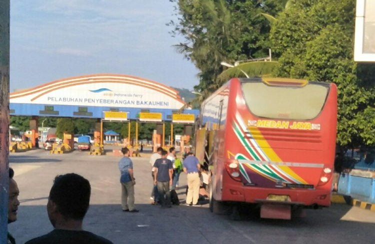 NORMAL. Arus penyeberangan di Pelabuhan Bakauheni menjelang keputusan Mahkamah Konstitusi terkait sengketa pilpres masih normal, Selasa (25/6). Tidak ada penambahan aparat pengamanan di pelabuhan penghubung Pulau Sumatera dengan Jawa tersebut. (LAMPUNG POST/AAN KRIDOLAKSONO)