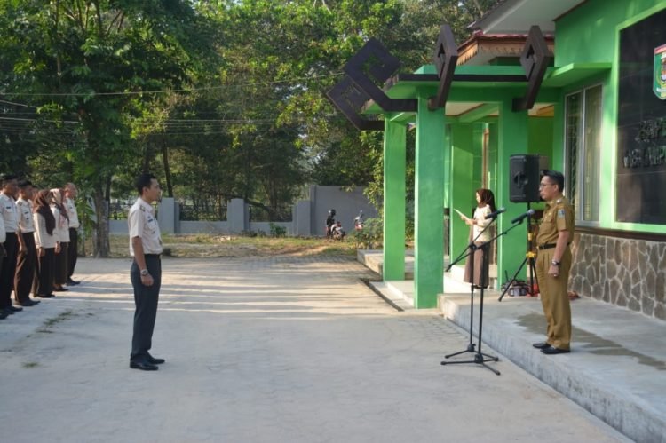 PIMPIN APEL. Plt Bupati Lampung Timur Zaiful Bokhari saat memimpin apel ASN di Kantor Bapenda setempat, Selasa (25/6). Plt Bupati menegaskan papan reklame tidak berizin akan diturunkan tanpa kecuali. (DOKUMENTASI HUMAS PEMKAB LAMTIM)