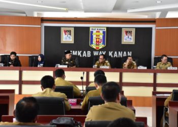 PELAYANAN PUBLIK. Pemerintah Kabupaten Way Kanan memaparkan langkah-langkah strategis untuk meningkatkan hasil penilaian kepatuhan terhadap standar pelayanan publik pada kegiatan pendampingan dan pembinaan Ombudsman perwakilan Provinsi Lampung di ruang rapat utama Pemkab setempat, Senin (10/6).
(DOK LAMPUNG POST)