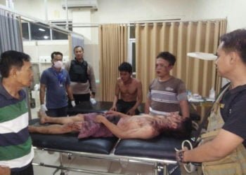 JALANI PERAWATAN. Tiga pelaku pembobolan gerai ponsel saat menjalani perawatan di Rumah Sakit Bob Bazar Kalianda, Lampung Selatan, Sabtu (22/6). (DOKUMENTASI POLSEK KALIANDA)
