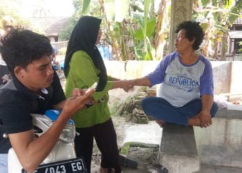DIBEGAL. Rumini (48, kanan), warga Dusun Sukamaju, Desa Sukaraja, Kecamatan Palas, Lampung Selatan, saat bercerita dengan kerabatnya mengenai peristiwa yang dialaminya, Rabu (19/6). Dia menjadi korban pembegalan. (LAMPUNG POST/ARMANSYAH)