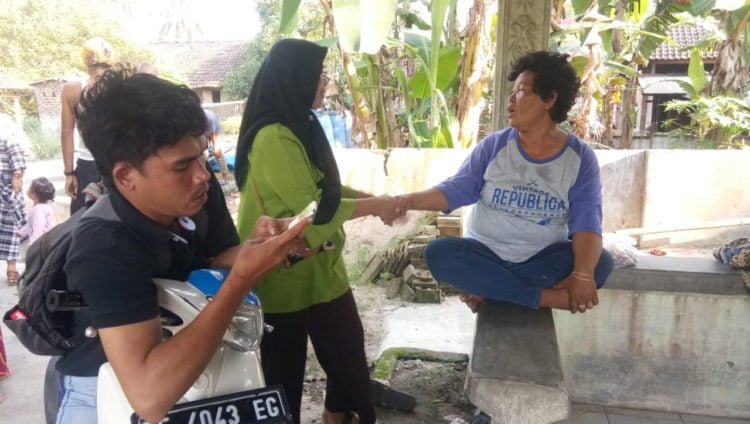 DIBEGAL. Rumini (48, kanan), warga Dusun Sukamaju, Desa Sukaraja, Kecamatan Palas, Lampung Selatan, saat bercerita dengan kerabatnya mengenai peristiwa yang dialaminya, Rabu (19/6). Dia menjadi korban pembegalan. (LAMPUNG POST/ARMANSYAH)