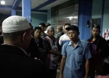 Penumpang KMP Mutiara Persada II emosi pertanyakan kepastian berlayar Penumpang KMP Mutiara Persada II yang kandas di Perairan Pulau Rimau Balak dekat Pelabuhan Bakauheni, Lampung Selatan sedang beradu argumen dengan pihak perwakilan manajemen KMP Mutiara