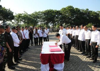 DEKLARASI DAMAI. Perwakilan calon kades di Lampung Selatan yang akan mengikuti pilkades serentak gelombang III menandatangani deklarasi damai di Lapangan Korpri Kalianda, Rabu (19/6). (LAMPUNG POST/JUWANTORO)