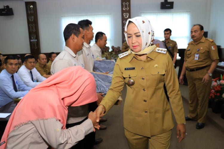 TIM PKH. Bupati Tulangbawang Winarti menyalami  tim pelaksana pendamping Program Keluarga Harapan (PKH) saat rapat di di Rupatama Lantai II kantor bupati setempat, Selasa (25/6).  Para petuga diminta peka terhadap program pemerintah. (LAMPUNG POST/RIAN PRANATA)