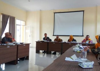 TANGGULANGI KEMISKINAN. Pokja TPKP Lampung Selatan menggelar rapat sebagai upaya pengoptimalisasikan penanggulangan kemiskinan di Aula Bappeda setempat, Kamis (27/6). (LAMPUNG POST/JUWANTORO)