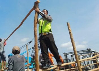 PENGHALANG. Petugas Satlantas Polres Mesuji memasang penghalang untuk kendaraan truk agar tidak melintas di jembatan darurat, Senin (24/6). Perbaikan jembatan penghubung Lampung dan Sumatera Selatan tersebut diprediksi selesai dalam sepakan ke depan. (DOKUMENTASI SATLANTAS POLRES MESUJI)