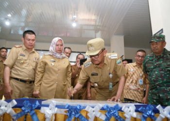 PUSKESMAS KRUI. Bupati Pesisir Barat Agus Istiqlal menandatangani naskah saat meresmikan gedung baru UPT Puskesmas Krui di Pekon Seray, Kecamatan Pesisir Tengah, Selasa (25/6). (DOKUMENTASI HUMAS PEMKAB PESISIR BARAT)