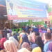 TUNAIKAN HAK SUARA. Masyarakat Desa Sukaraja, Kecamatan Palas, Lampung Selatan, memadati TPS pilkades desa setempat, Rabu (26/6). Hasil penghitungan suara petahanan kalah dari pesaingnya. (LAMPUNG POST/ARMANSYAH)